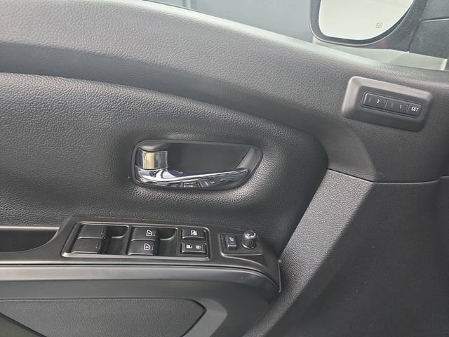 Used 2019 Nissan Titan SL w/ Midnight Edition AWD/4WD image 25