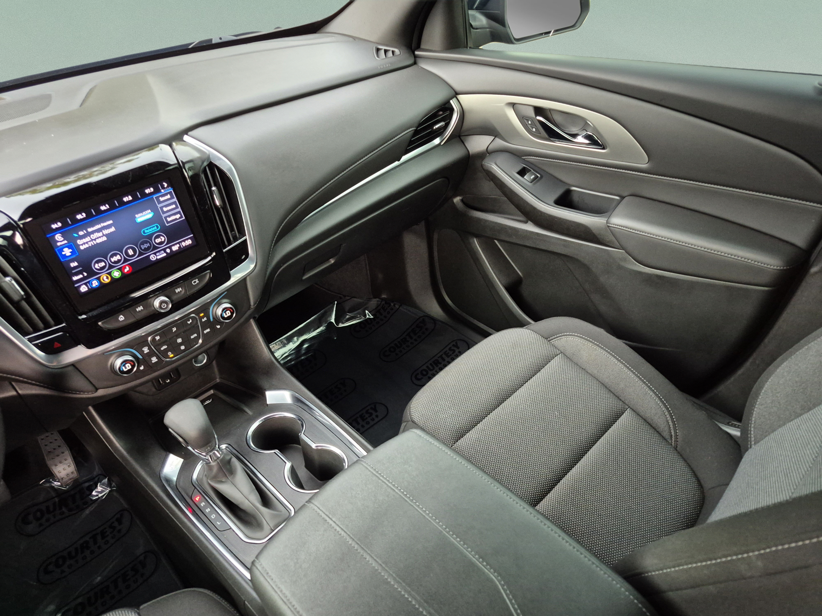 Used 2023 Chevrolet Traverse LT FWD image 14