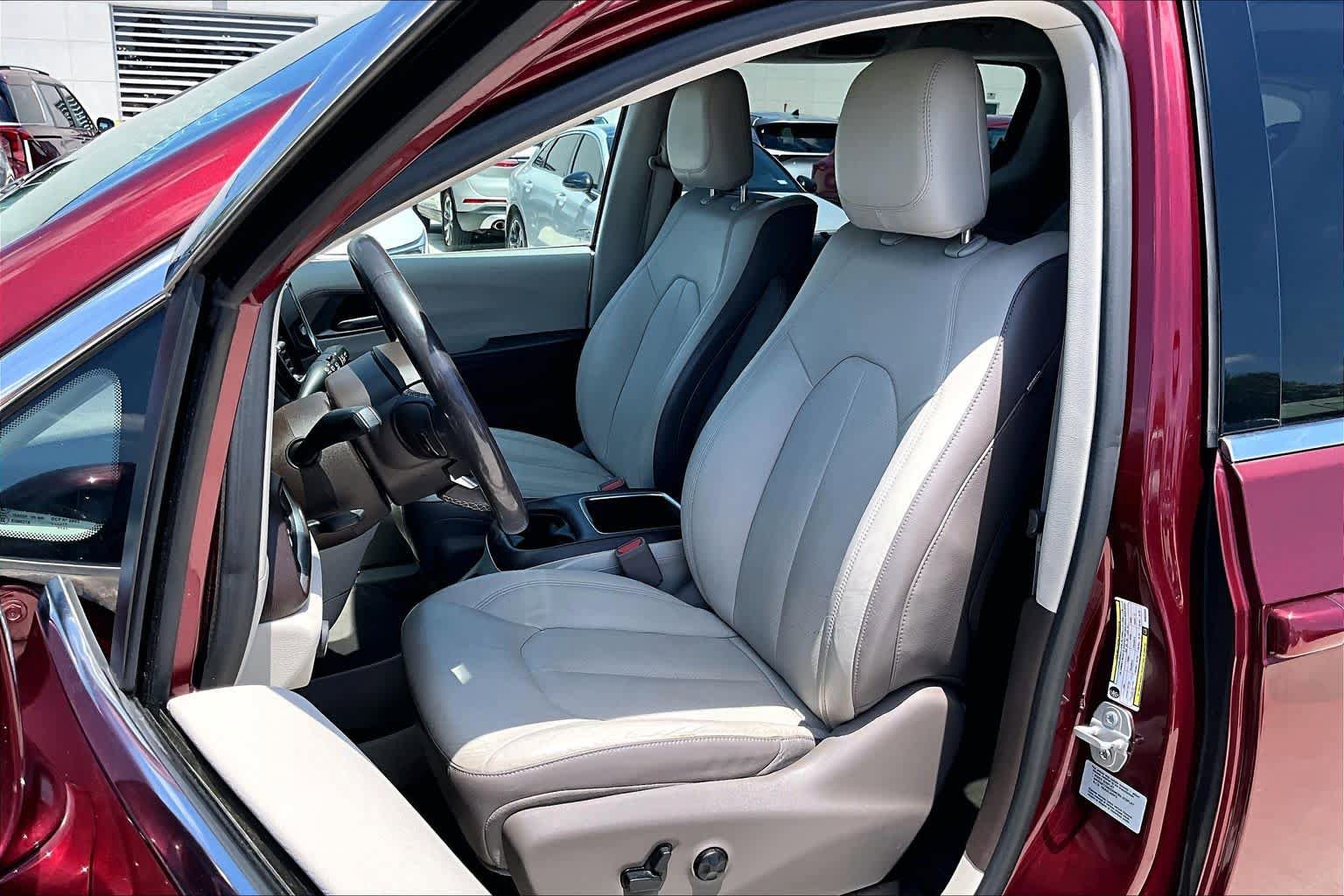 Used 2017 Chrysler Pacifica Touring-L Plus w/ Advanced Safetytec Group FWD image 8