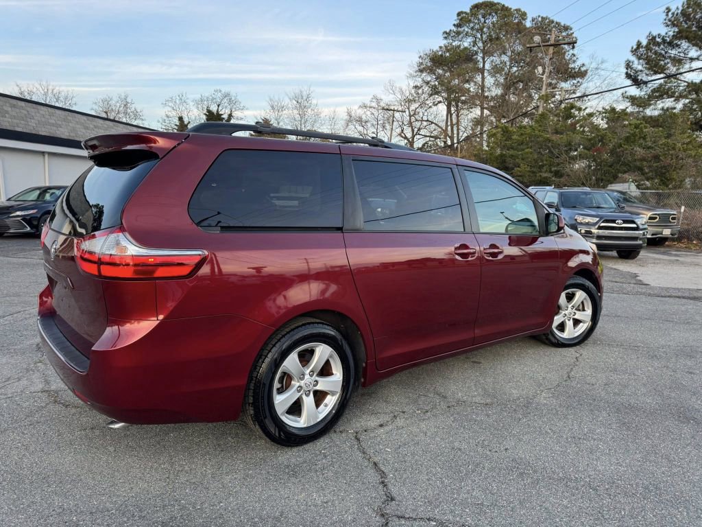 Used 2015 Toyota Sienna LE image 4