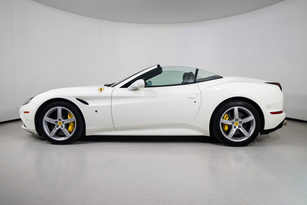 Used 2017 Ferrari California T RWD image 25