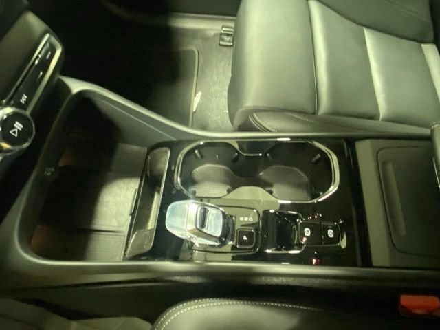 Certified 2025 Volvo XC40 B5 Plus AWD/4WD image 24
