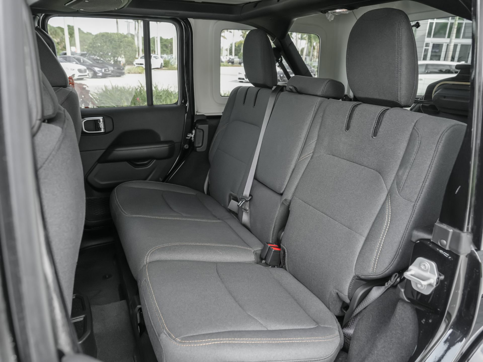 Used 2025 Jeep Wrangler Unlimited Sahara AWD/4WD image 34