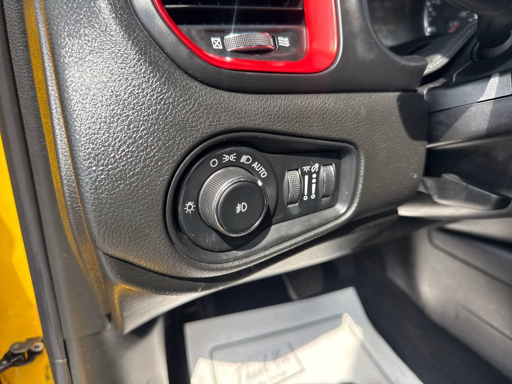 Used 2016 Jeep Renegade Trailhawk w/ Cold Weather Group AWD/4WD image 28