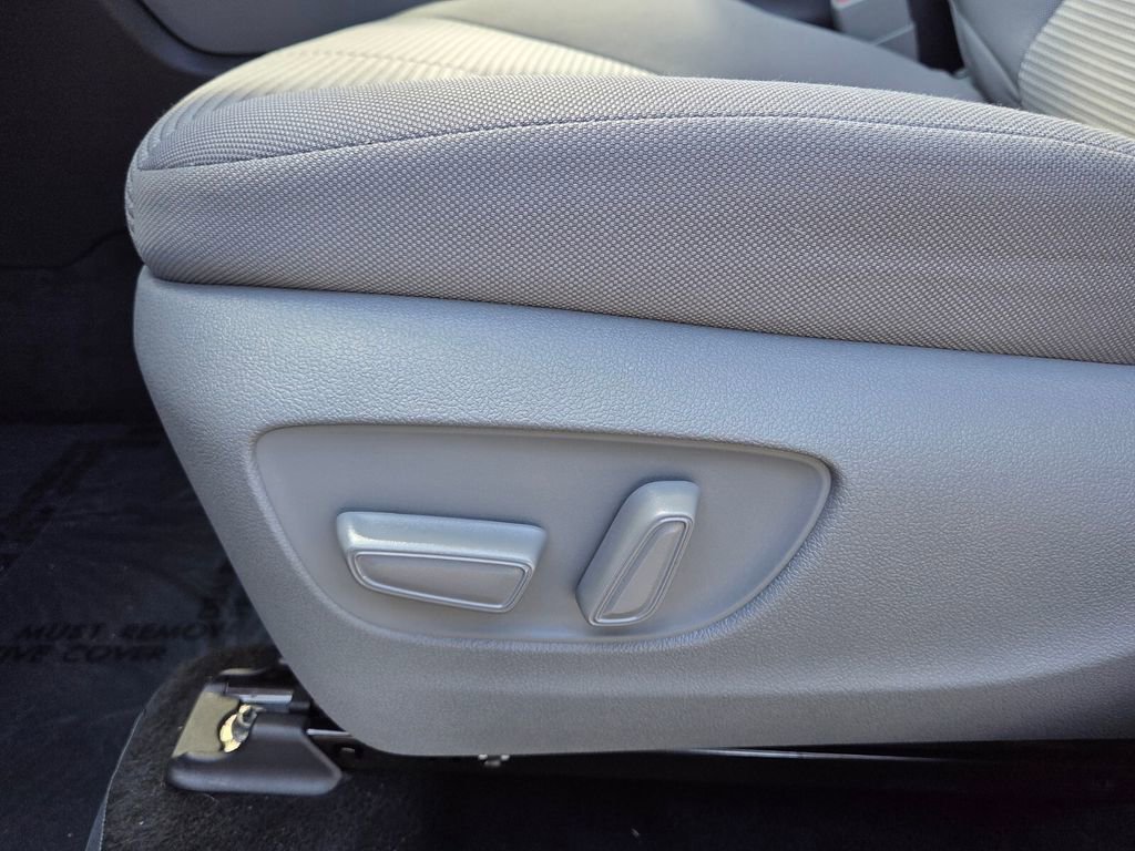 Used 2022 Toyota Highlander LE image 10