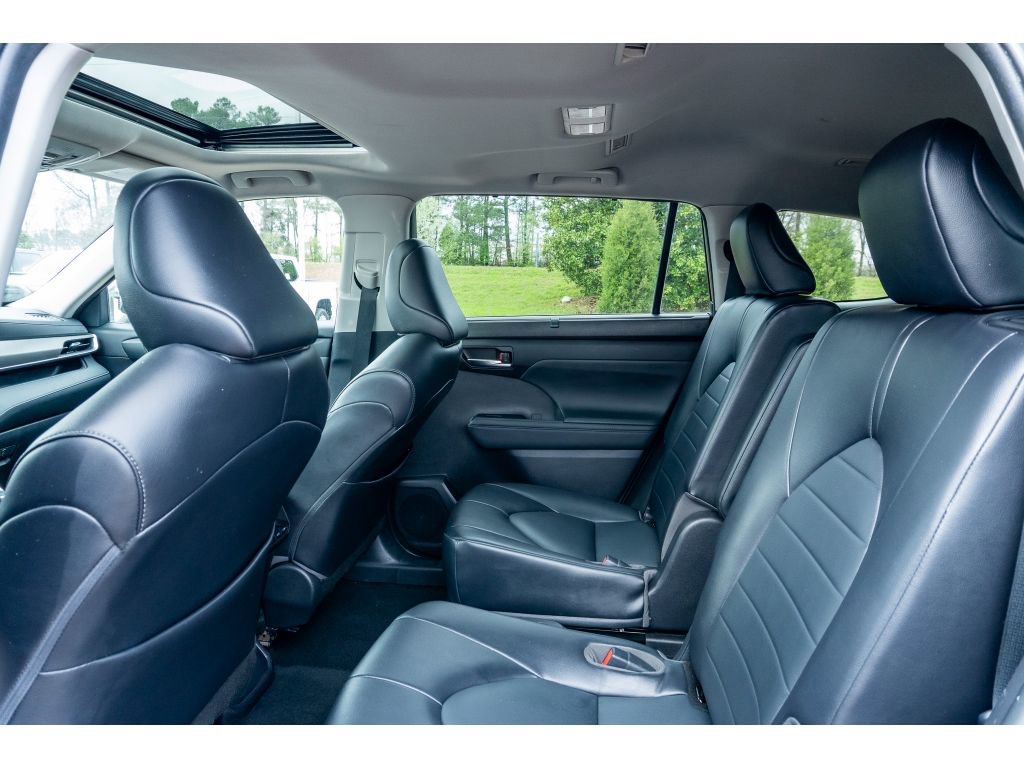Used 2022 Toyota Highlander XLE image 14