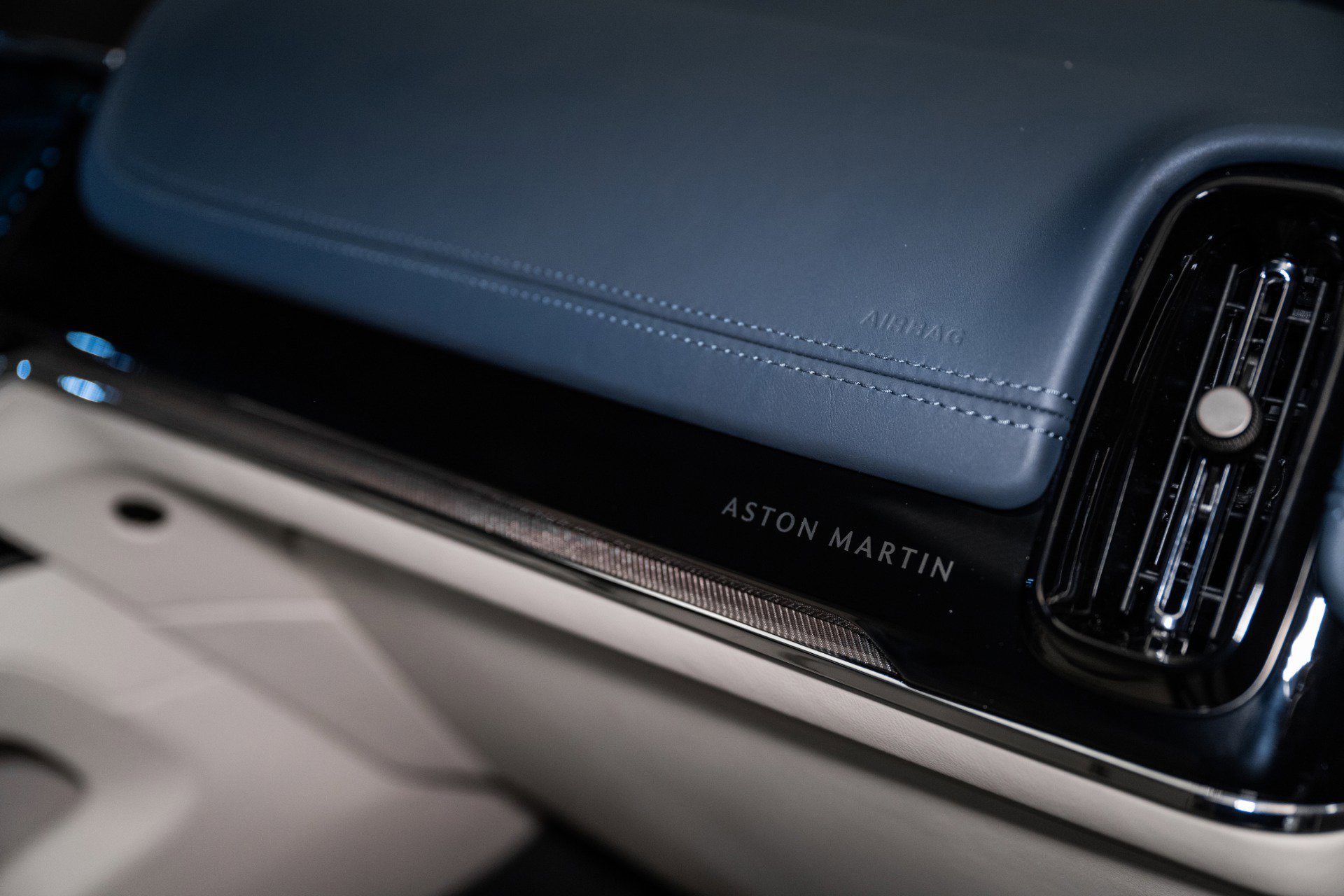 Used 2025 Aston Martin DBX 707 image 40