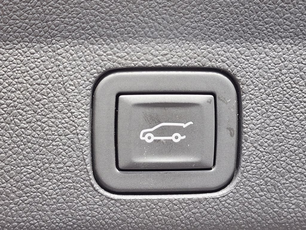 Used 2025 Chevrolet Tahoe High Country AWD/4WD image 17