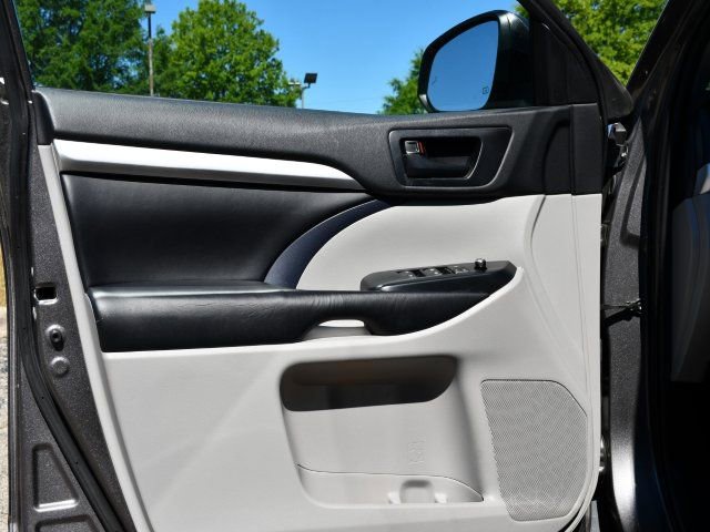 Used 2019 Toyota Highlander Plus FWD image 11