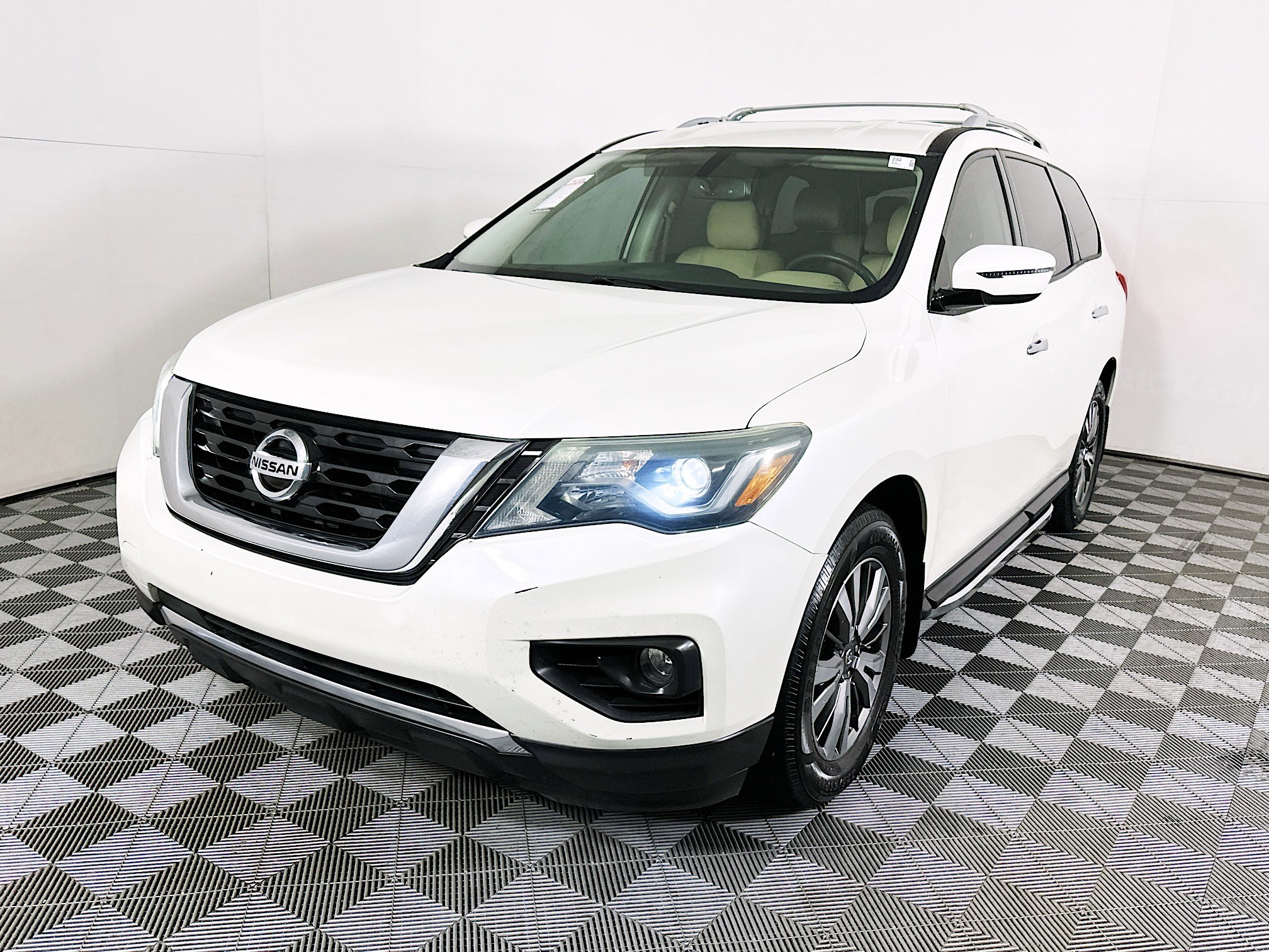 Used 2018 Nissan Pathfinder SV image 7