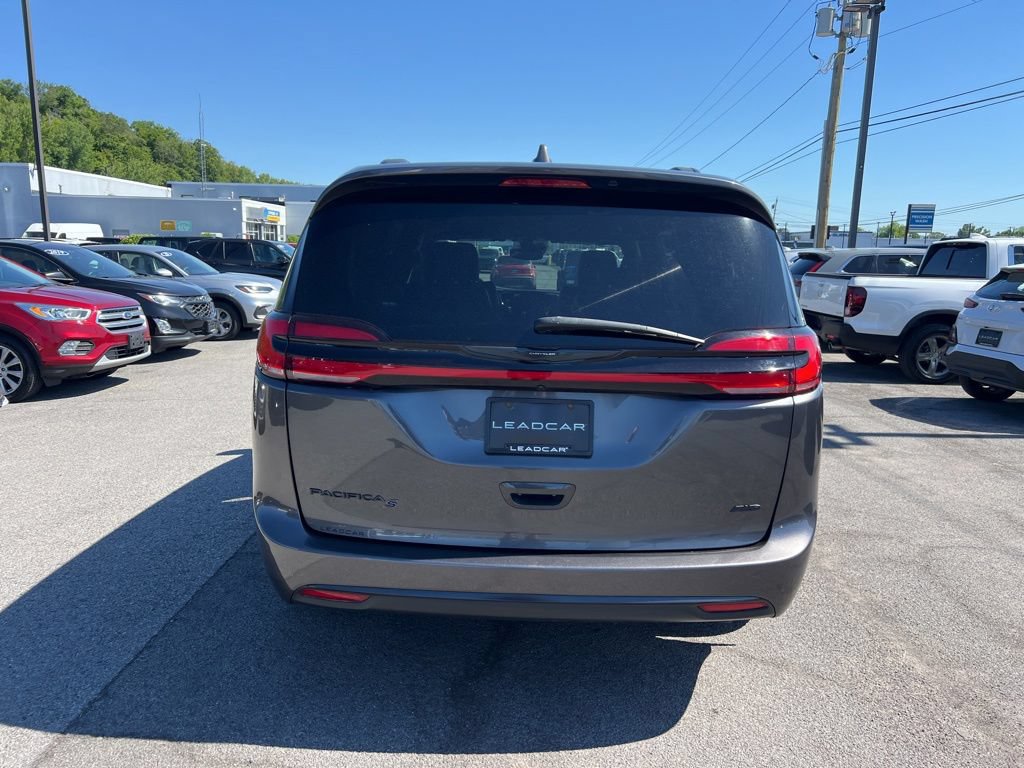 Used 2022 Chrysler Pacifica Touring-L w/ S Appearance Package AWD/4WD image 4