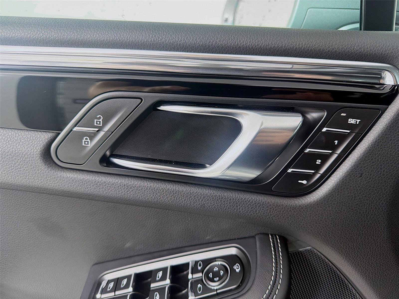 Certified 2025 Porsche Macan image 7