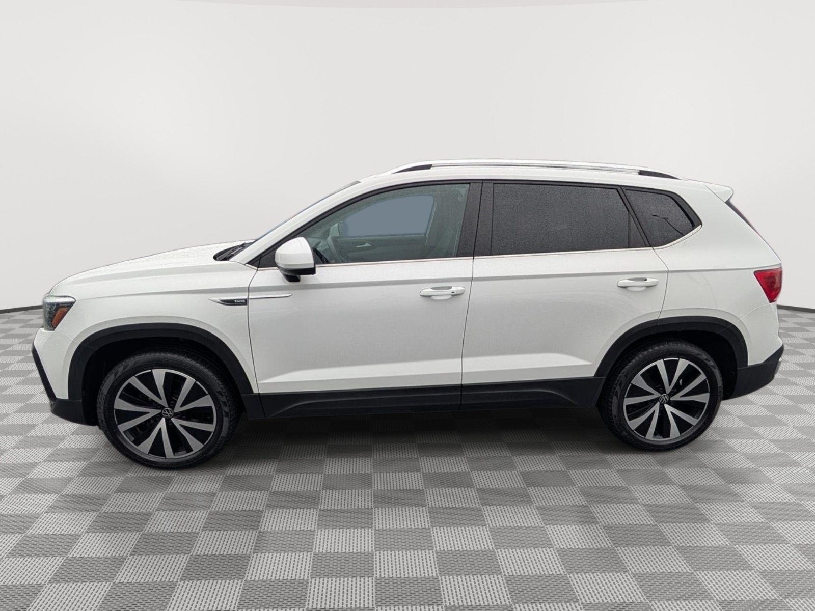Used 2022 Volkswagen Taos SE w/ Panoramic Sunroof Package AWD/4WD image 2