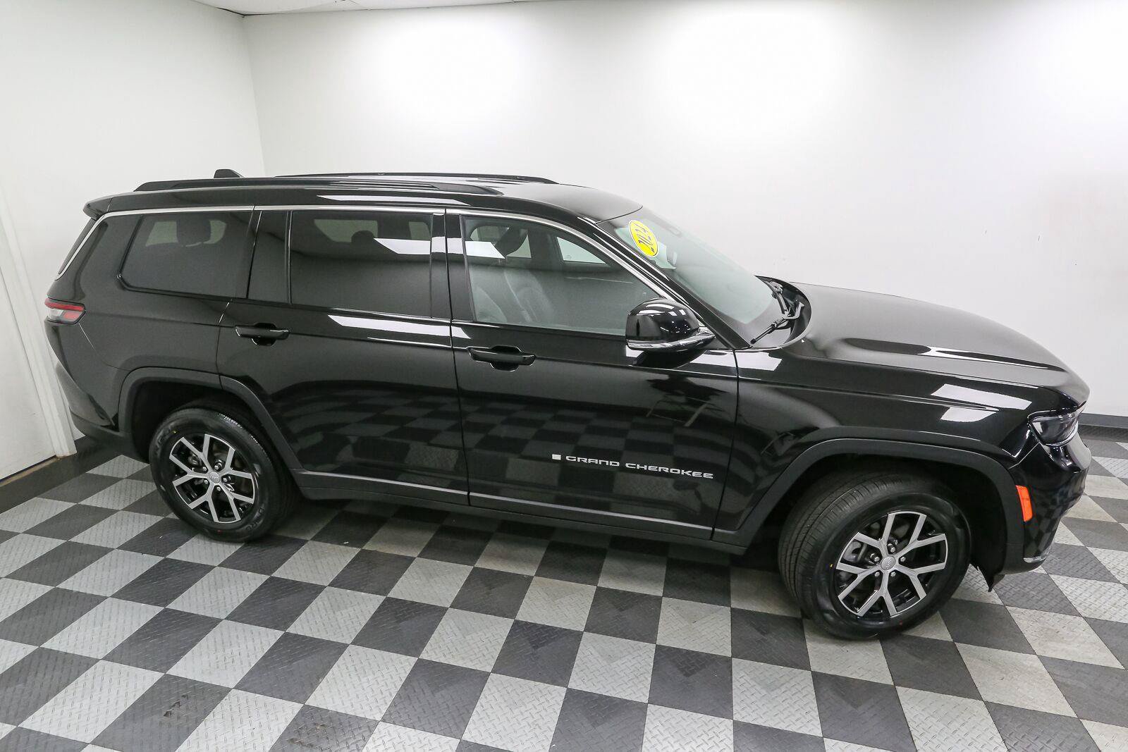 Used 2024 Jeep Grand Cherokee L Limited AWD/4WD image 5