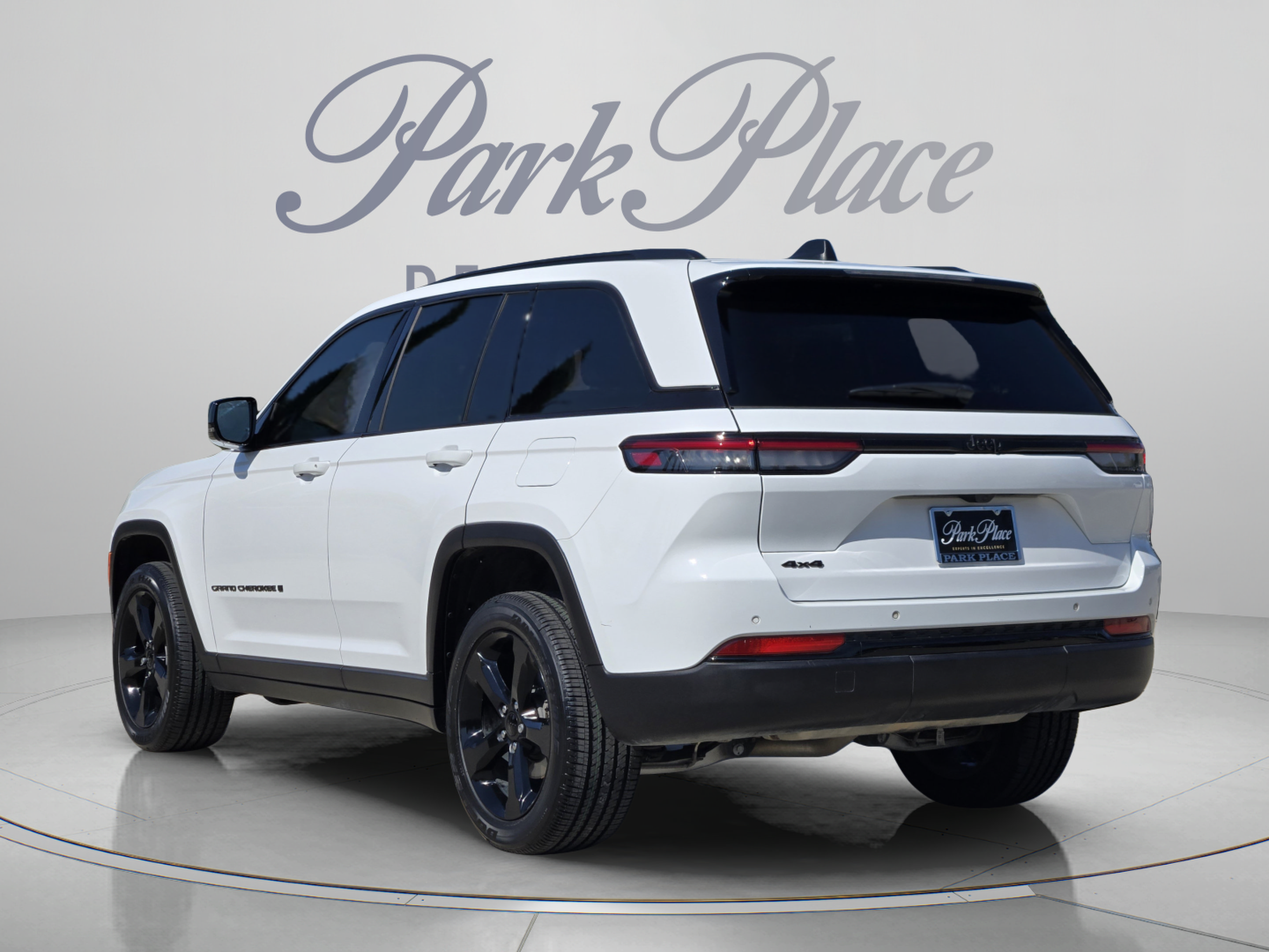 Used 2025 Jeep Grand Cherokee Altitude AWD/4WD image 3