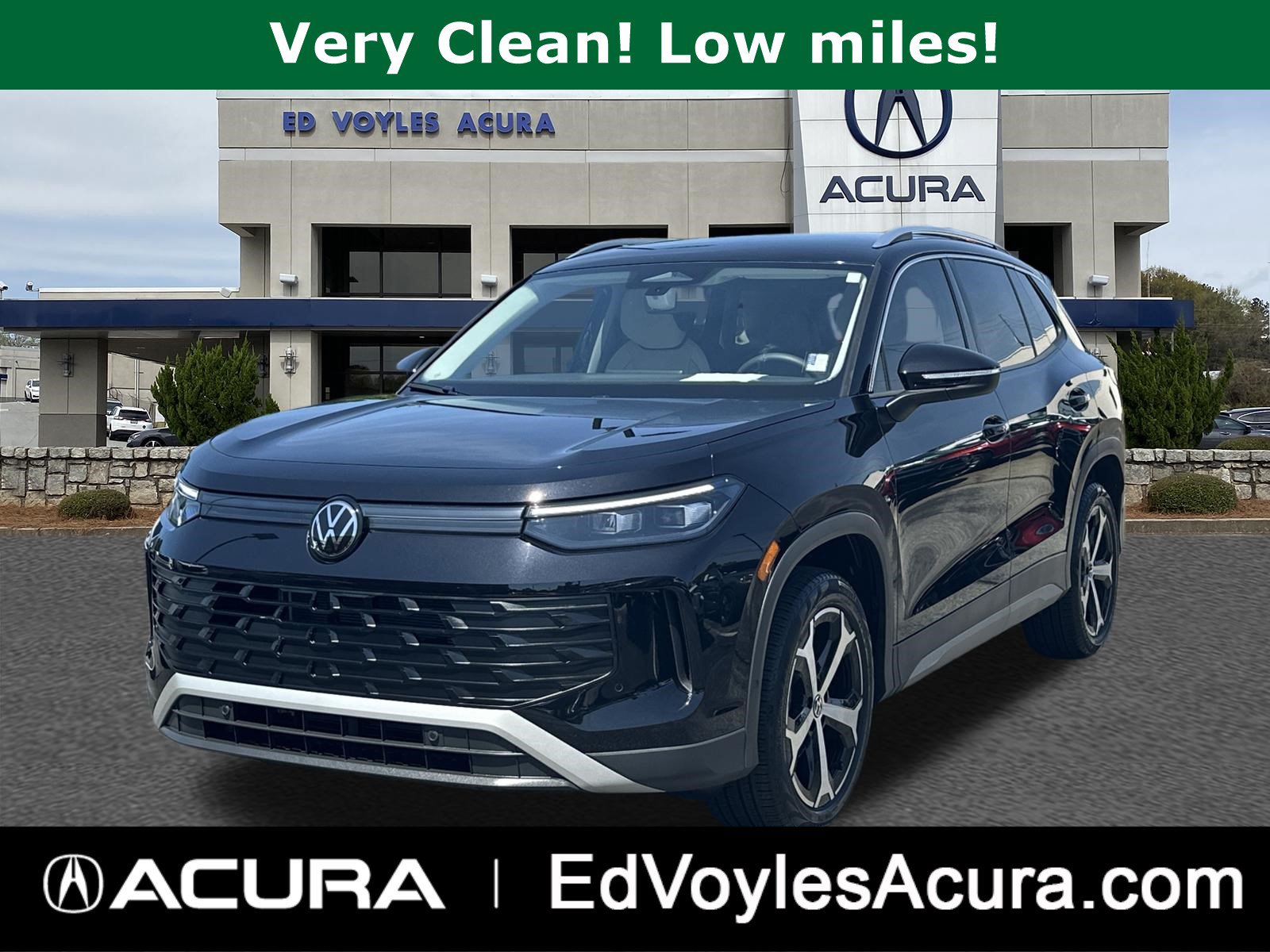 Used 2025 Volkswagen Tiguan SE FWD image 1