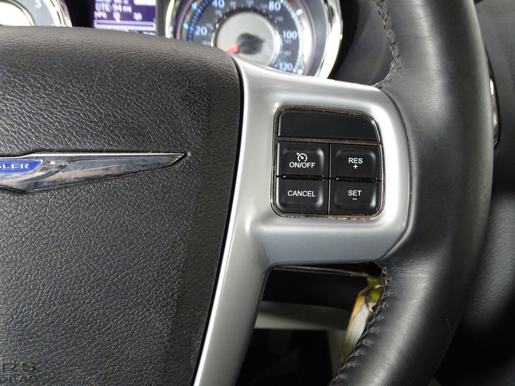 Used 2014 Chrysler Town & Country Touring image 25