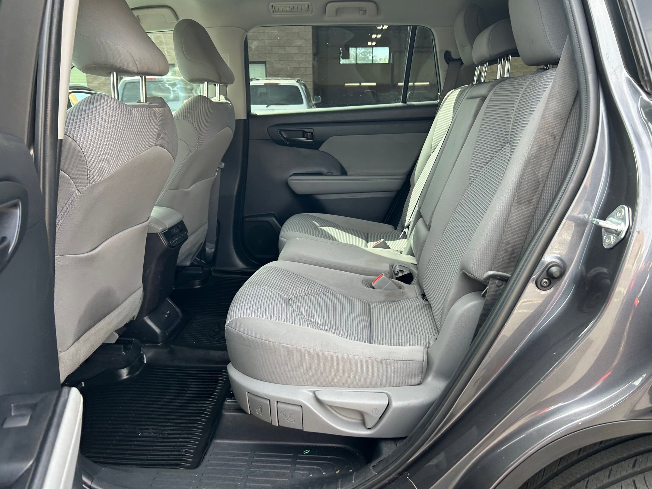 Used 2022 Toyota Highlander LE image 23