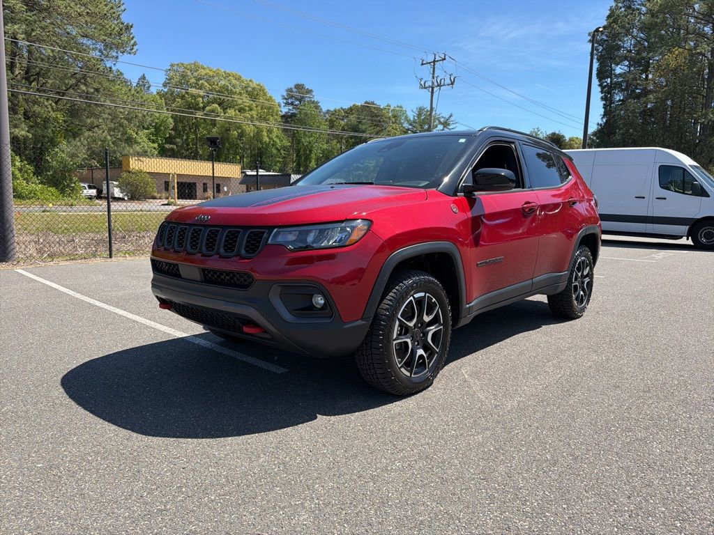 Used 2025 Jeep Compass Trailhawk AWD/4WD image 2
