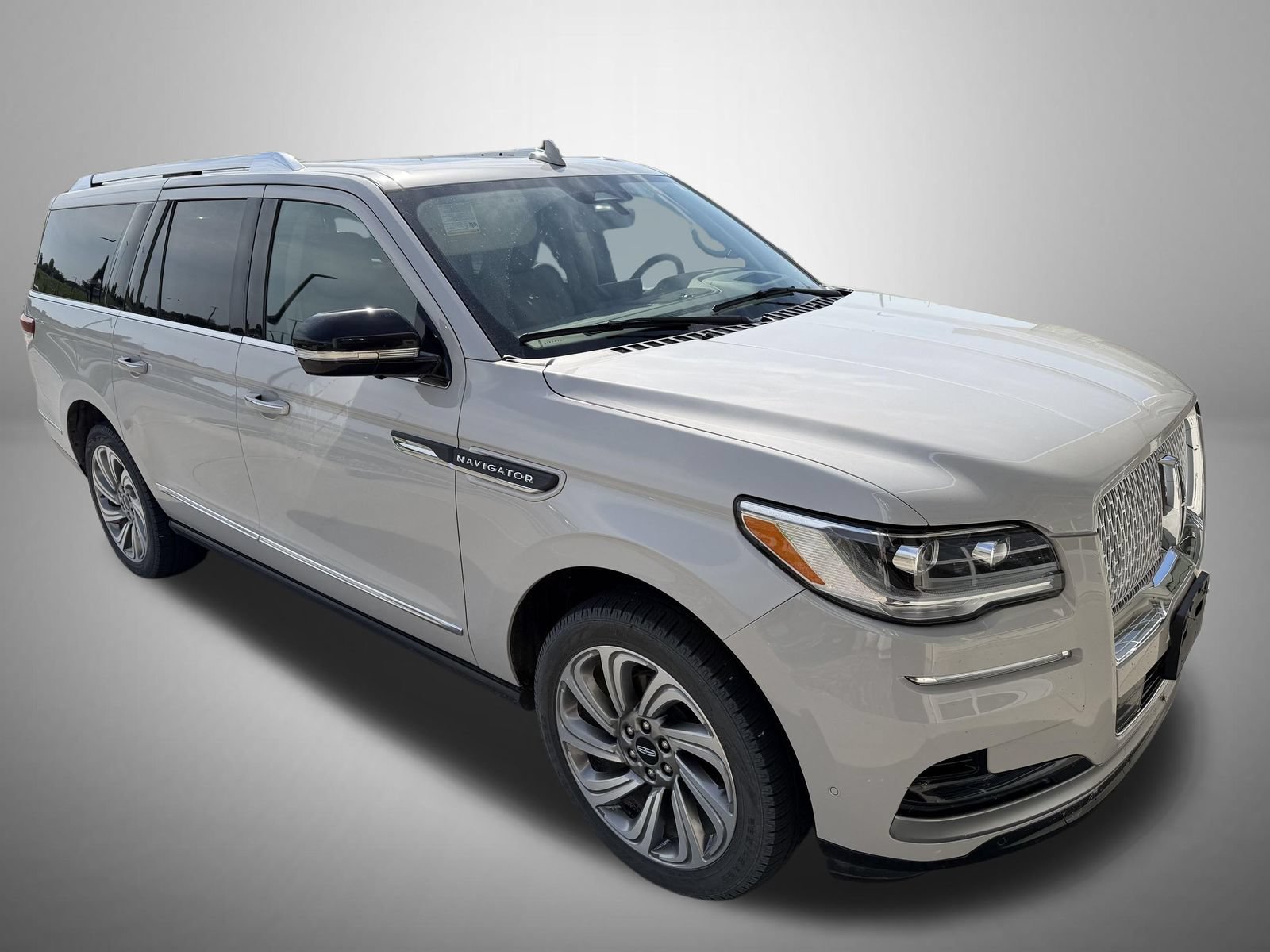 Used 2023 Lincoln Navigator L Reserve AWD/4WD image 2