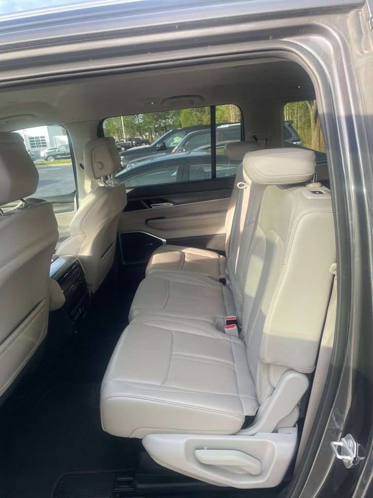Used 2024 Jeep Wagoneer L Series II RWD image 6
