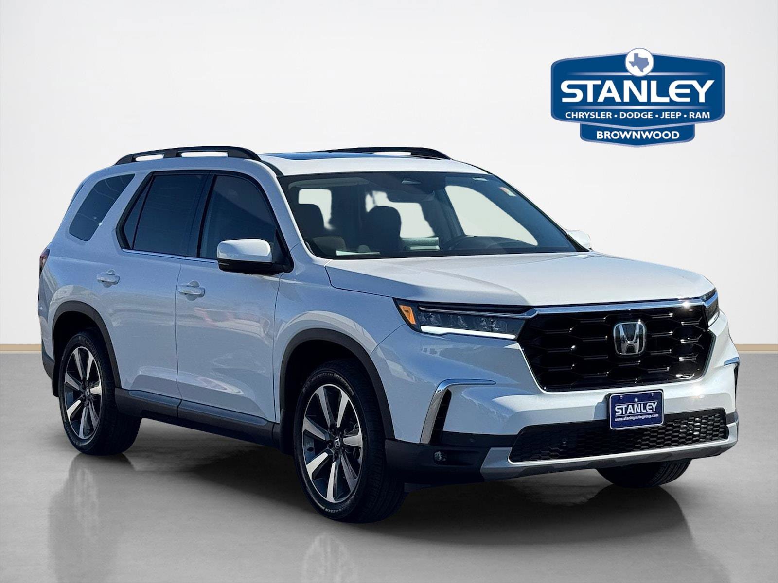 Used 2025 Honda Pilot Touring image 1