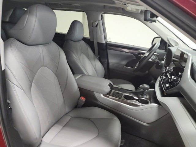 Used 2024 Toyota Highlander Platinum image 16