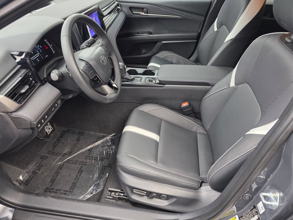 Used 2025 Toyota Camry SE FWD image 9