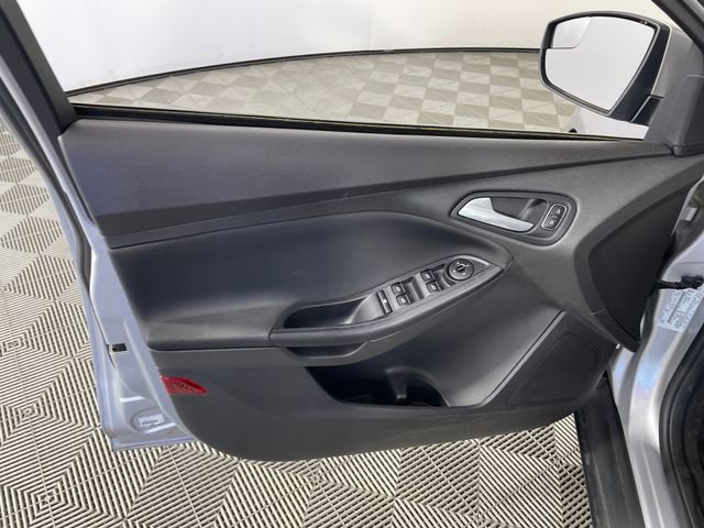 Used 2016 Ford Focus SE w/ SE Power Seat Package image 11