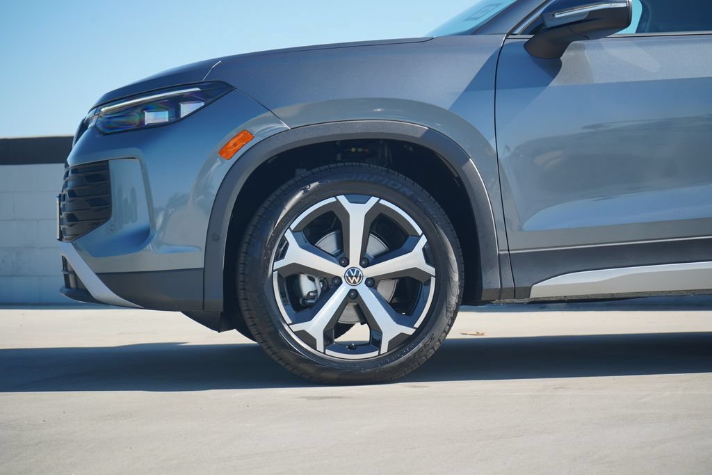 New 2026 Volkswagen Tiguan SE FWD image 2