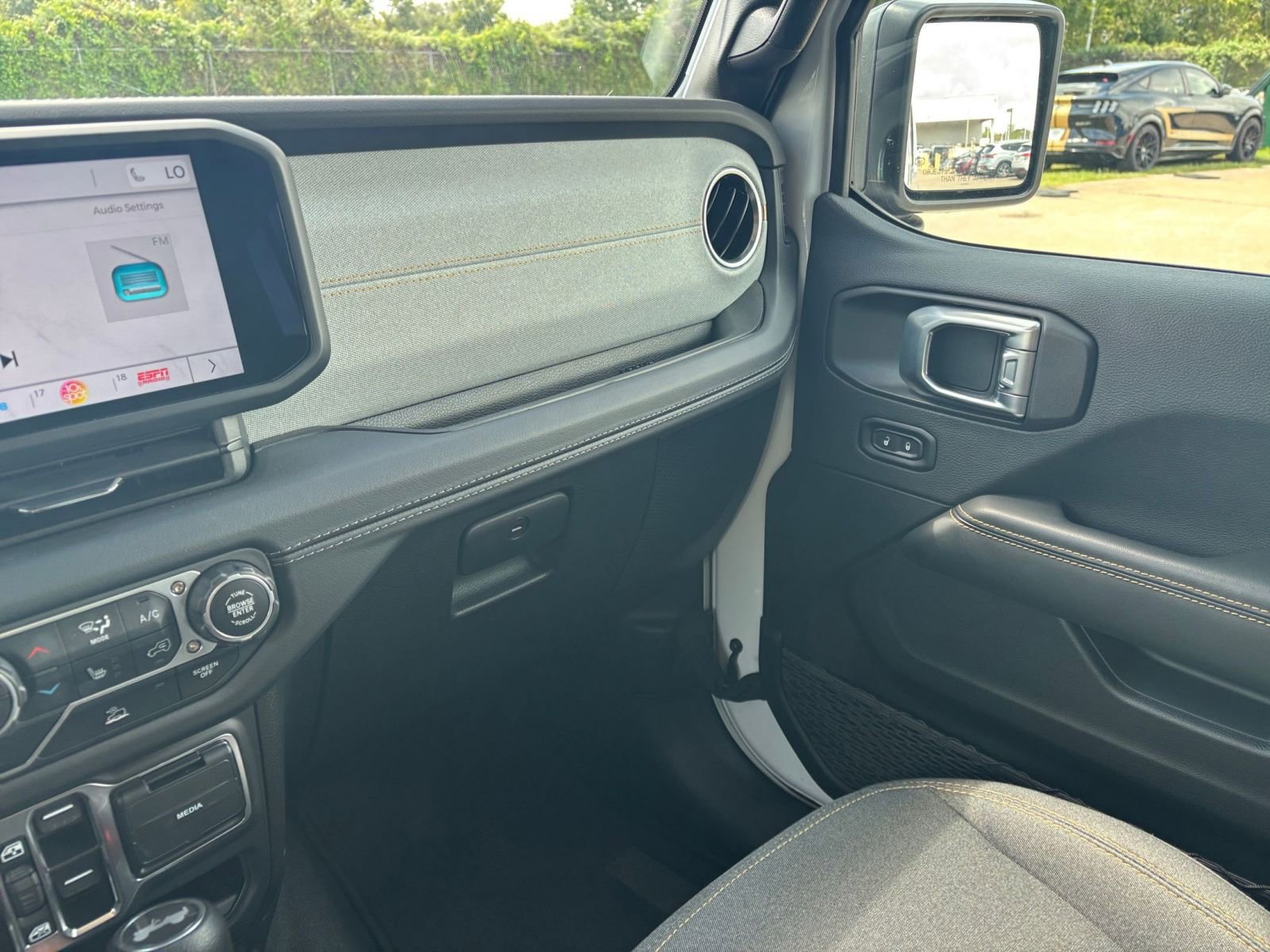 Used 2025 Jeep Wrangler Sahara image 33