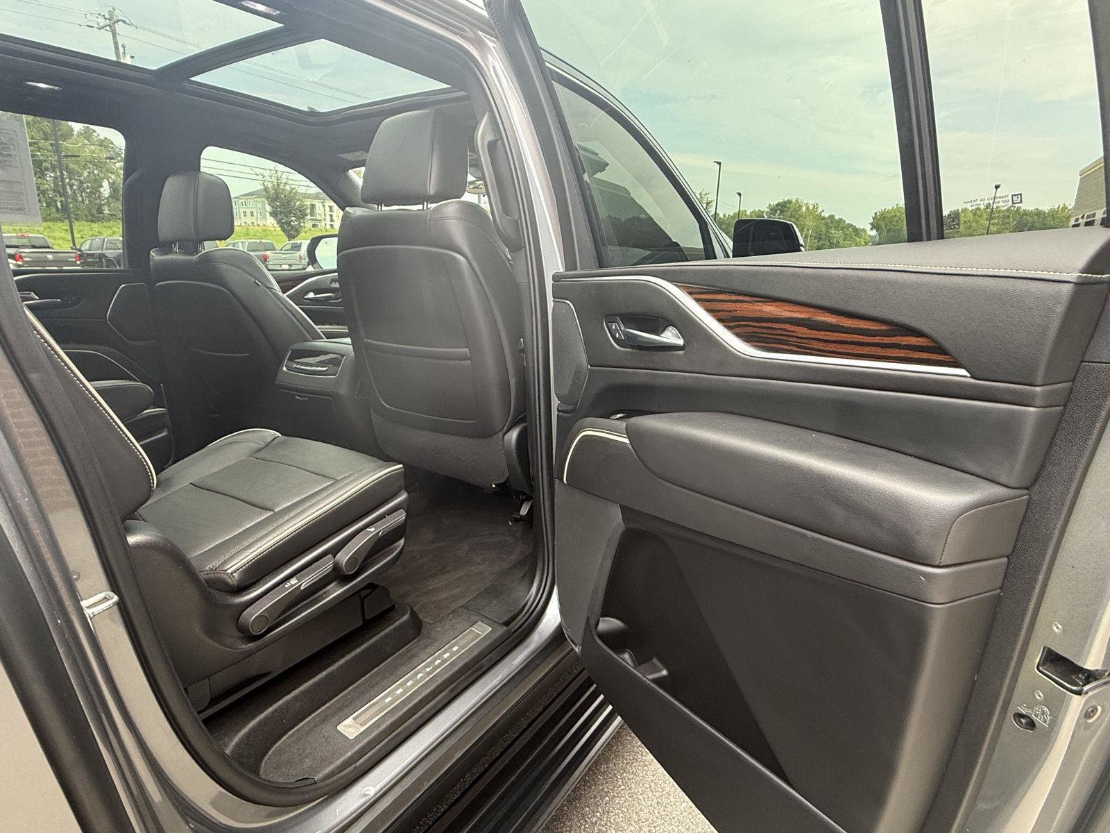 Used 2022 Cadillac Escalade ESV Premium Luxury w/ Performance Package AWD/4WD image 25
