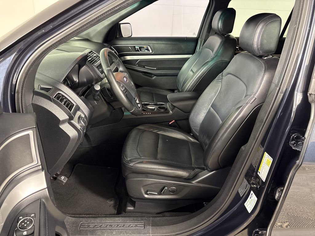 Used 2017 Ford Explorer XLT w/ Equipment Group 202A FWD image 25