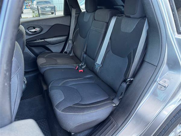 Used 2015 Jeep Cherokee Latitude w/ Cold Weather Group FWD image 16