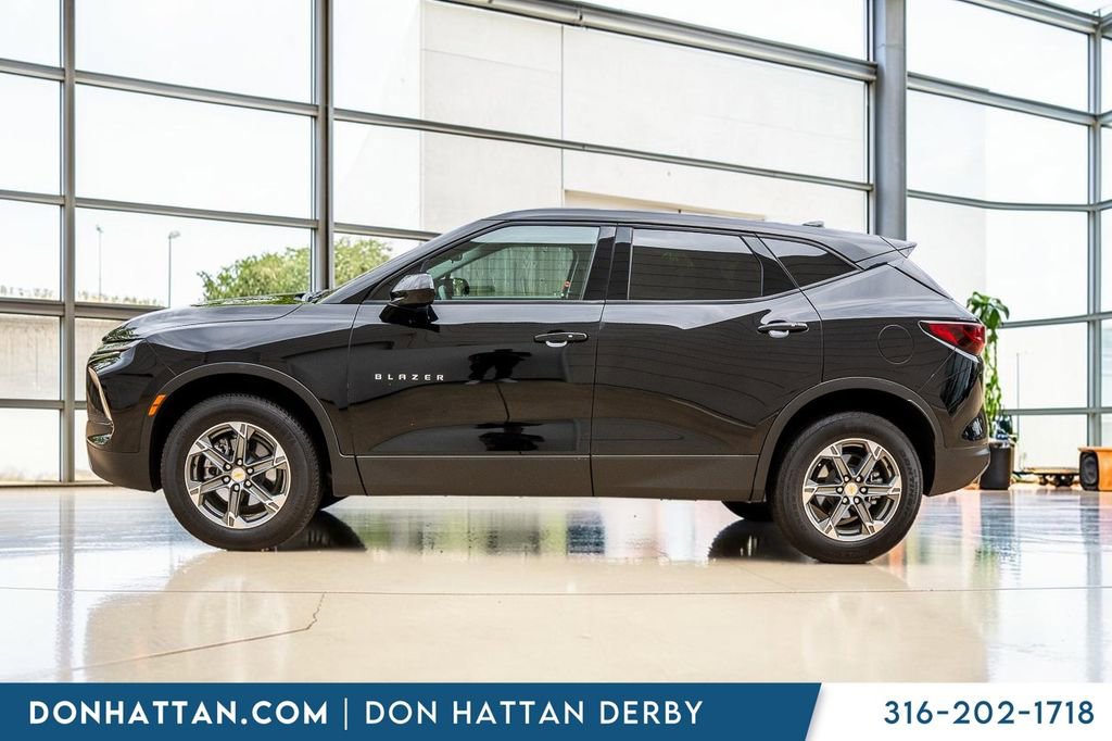 Used 2025 Chevrolet Blazer LT FWD image 2