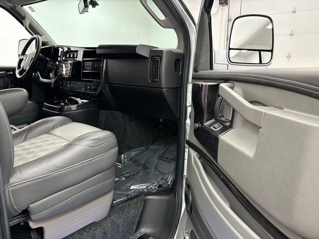 Used 2022 GMC Savana 2500 Extended w/ Enhanced Convenience Package RWD image 21
