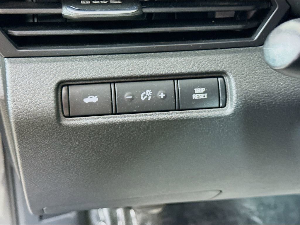 Used 2024 Nissan Altima 2.5 SV image 10