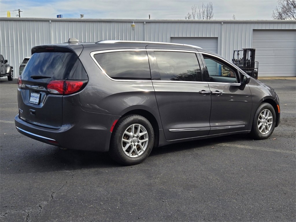 Used 2020 Chrysler Pacifica Touring-L image 3