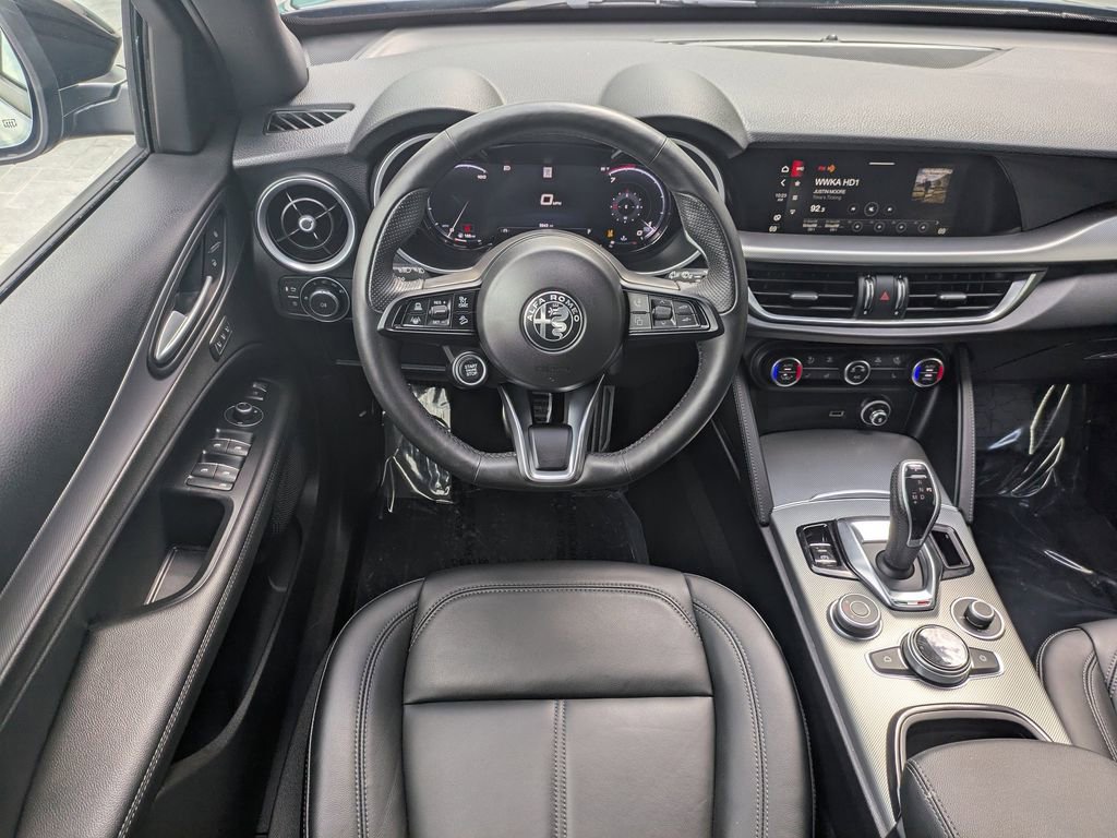 Used 2025 Alfa Romeo Stelvio Sprint w/ Convenience Package AWD/4WD image 18