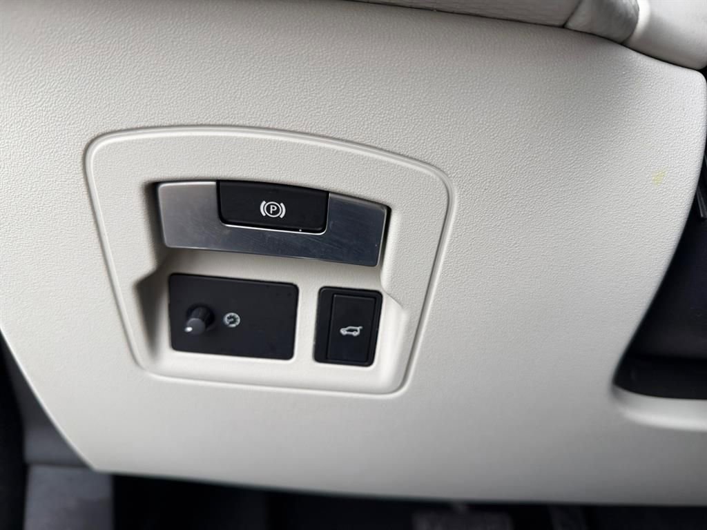 Used 2020 Land Rover Range Rover Velar S image 21