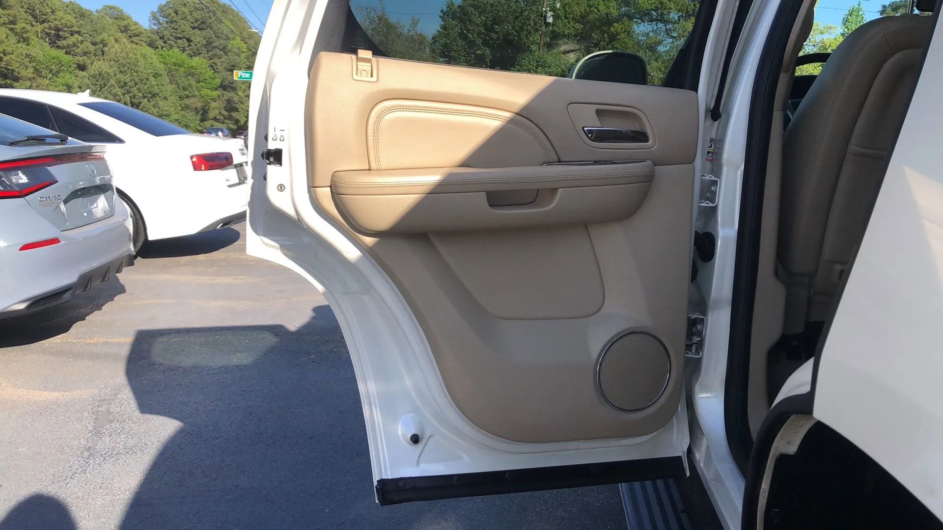 Used 2012 Cadillac Escalade Premium image 20