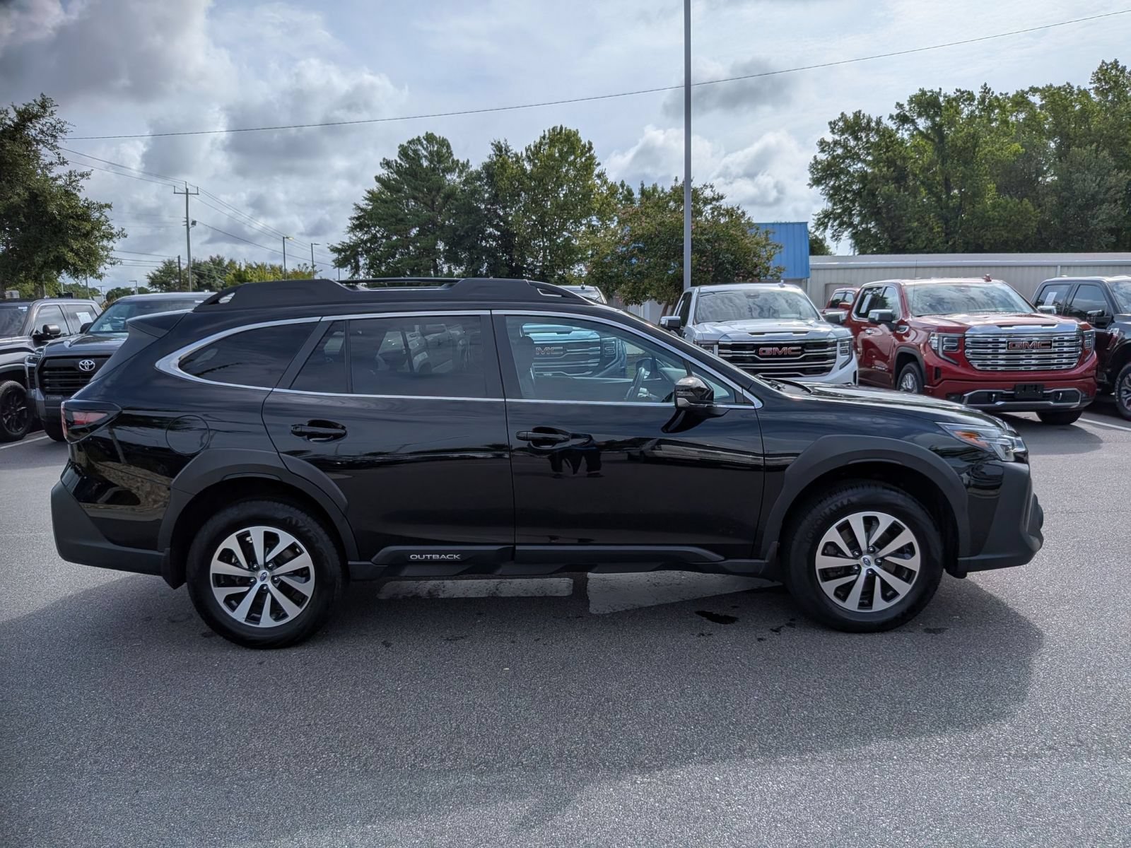 Used 2024 Subaru Outback Premium AWD/4WD image 2