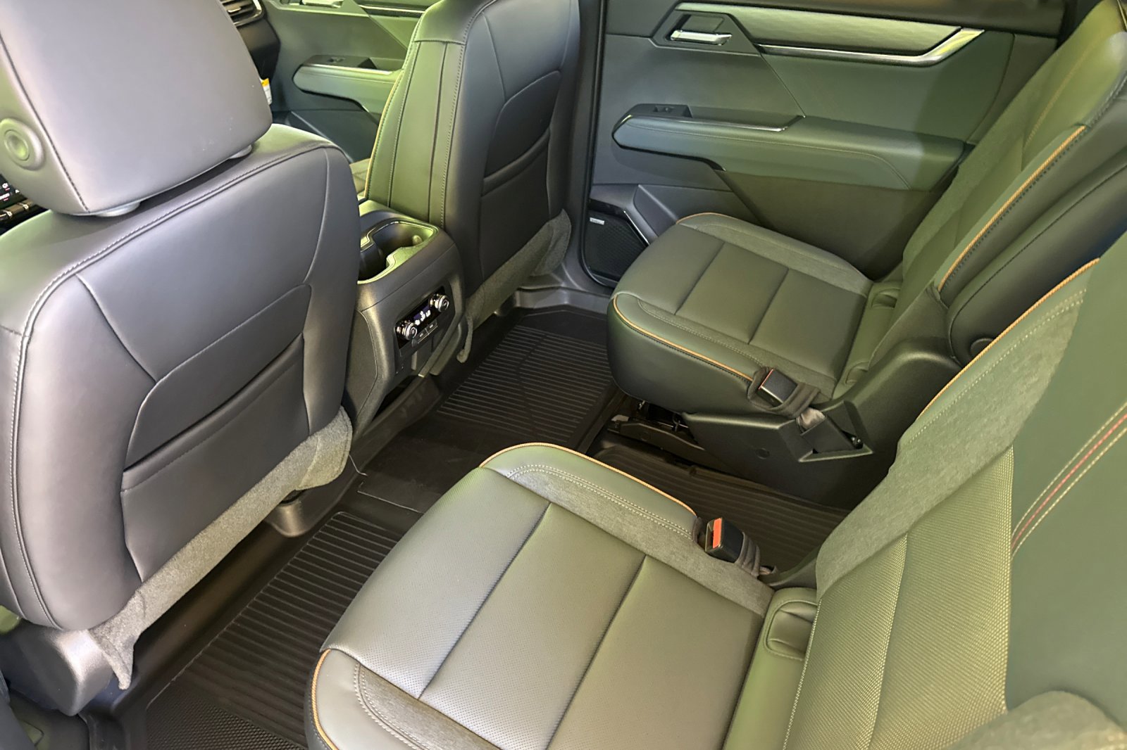 New 2026 GMC Acadia AT4 w/ LPO, Floor Liner Package AWD/4WD image 13