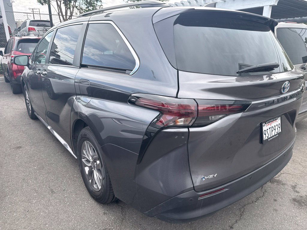 Used 2025 Toyota Sienna XLE FWD image 2