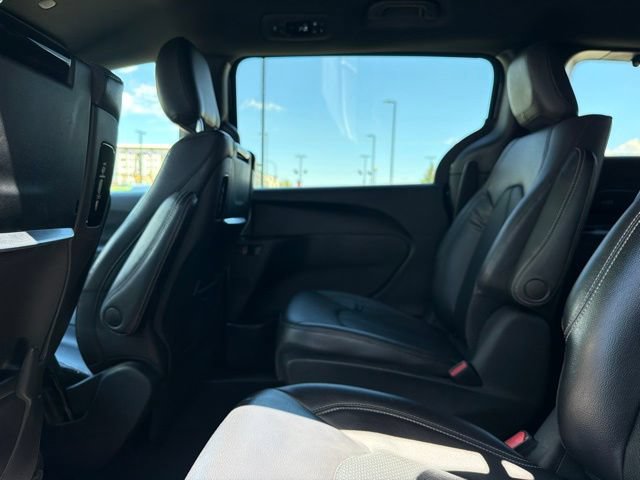 Used 2022 Chrysler Pacifica Touring-L w/ Uconnect Theater Family Group FWD image 19