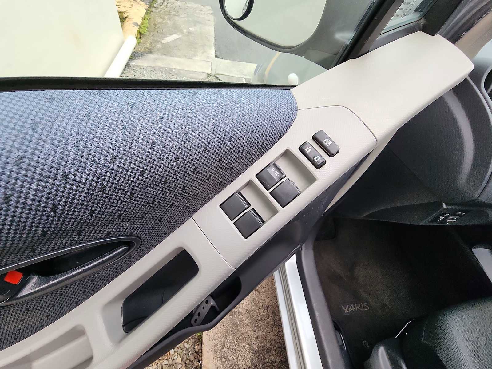 Used 2011 Toyota Yaris 4-Door Hatchback image 15