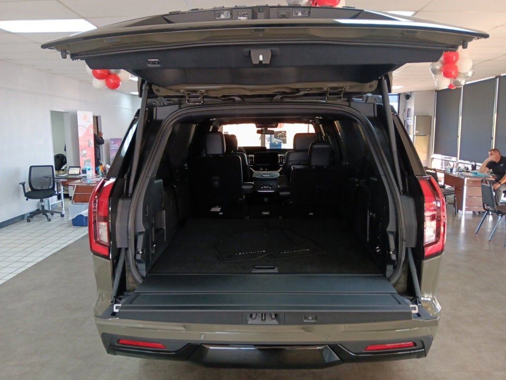 New 2025 Ford Expedition Max Platinum image 8
