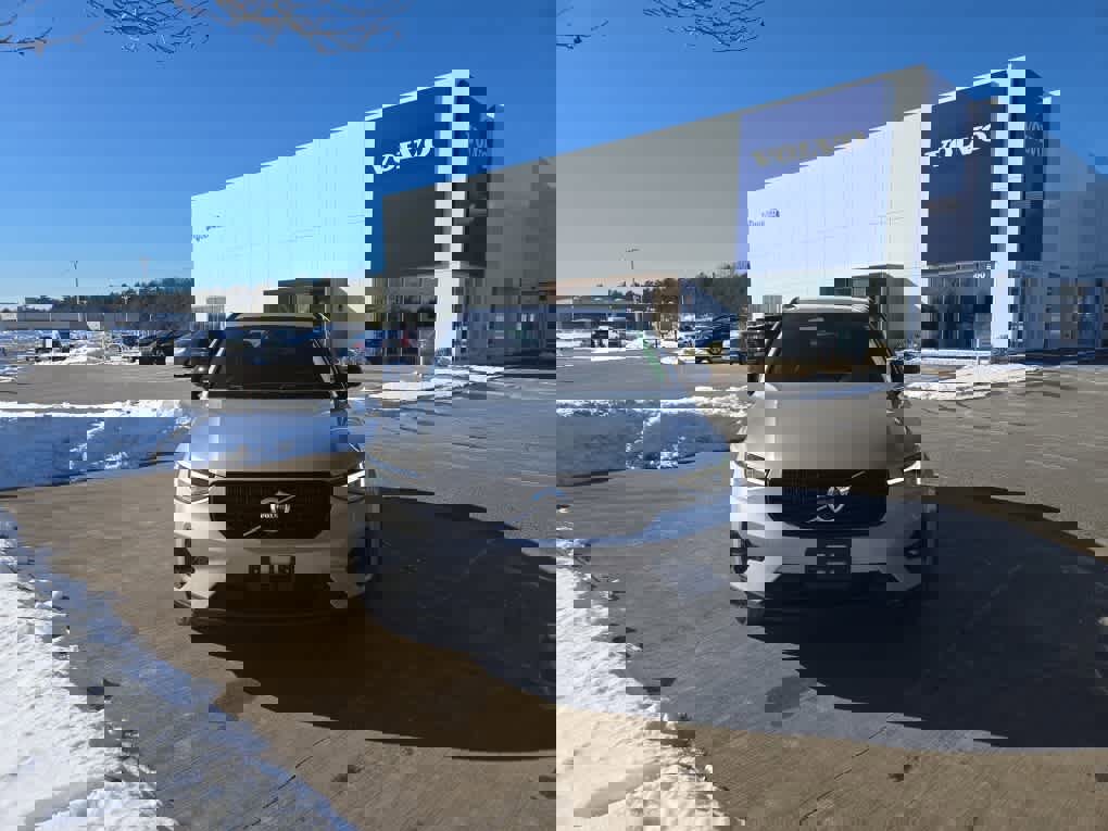 Used 2023 Volvo XC40 B5 Plus w/ Protection Package Premier image 3