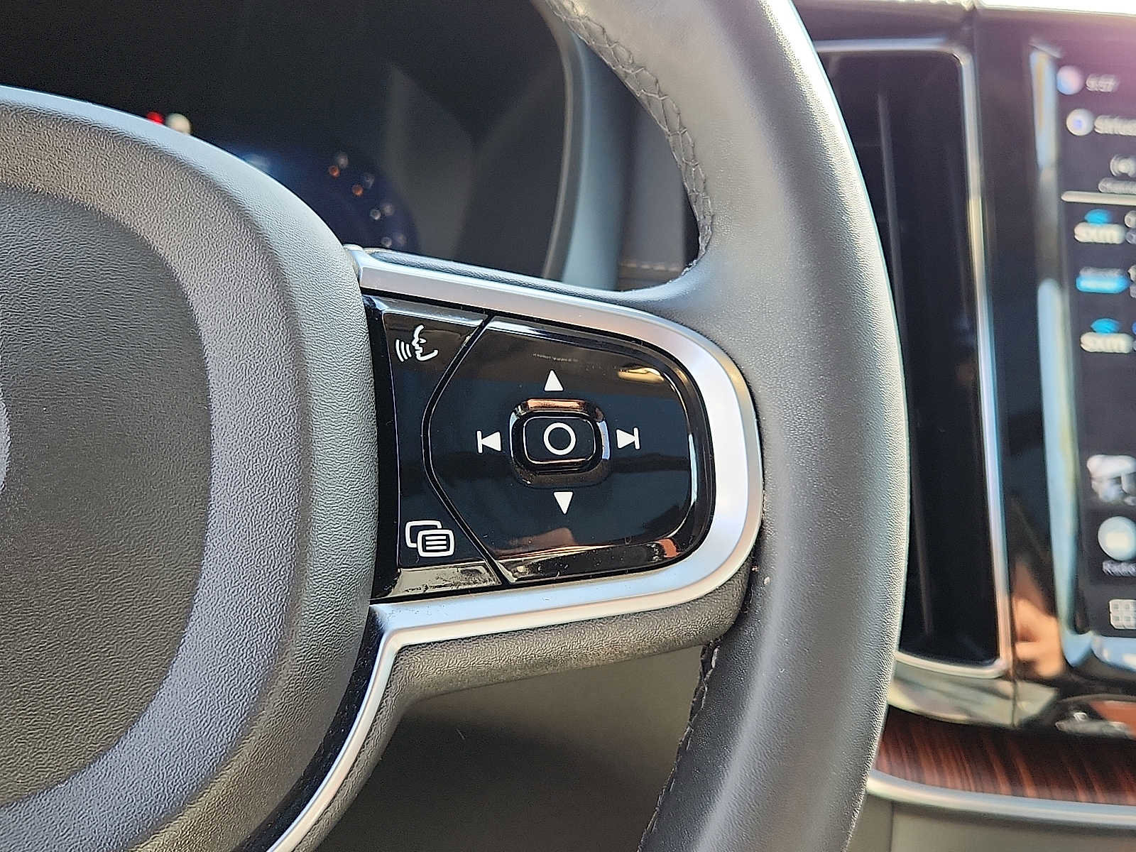 Certified 2023 Volvo XC60 B6 Ultimate w/ Protection Package Premier image 21