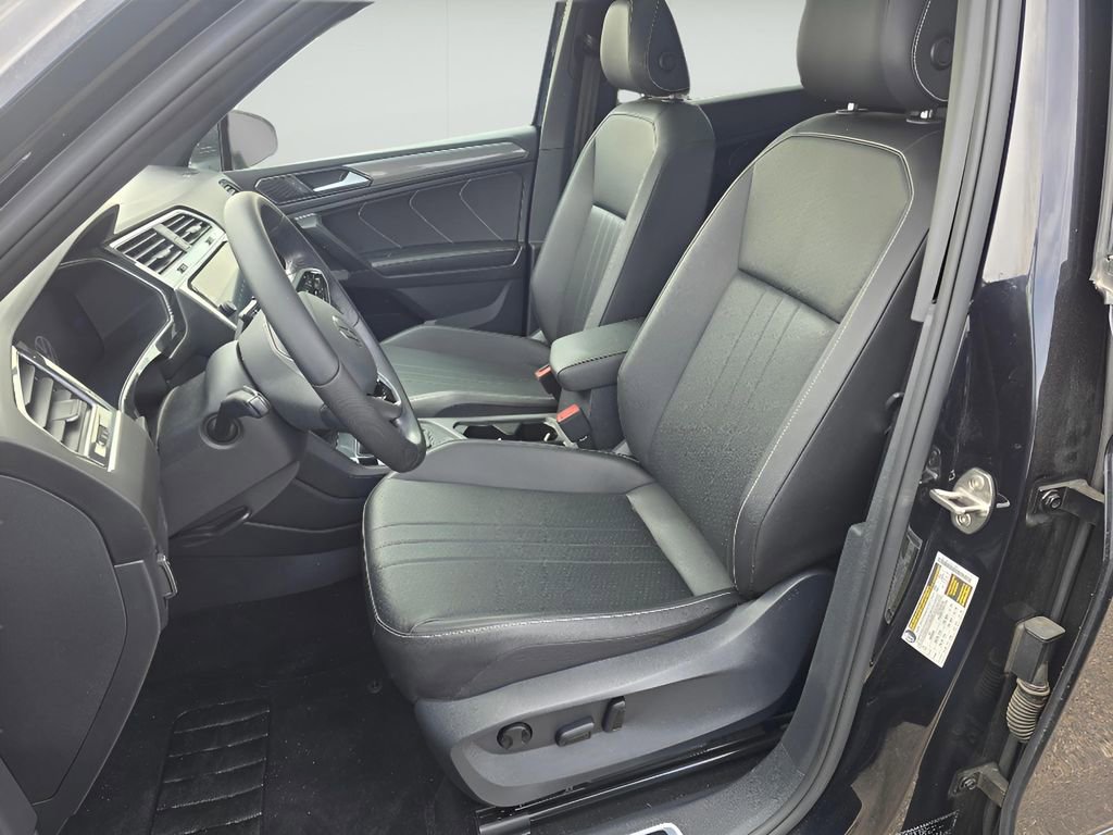 Used 2022 Volkswagen Tiguan SE R-Line image 10